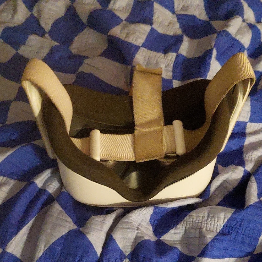 VR Headset in Cream
